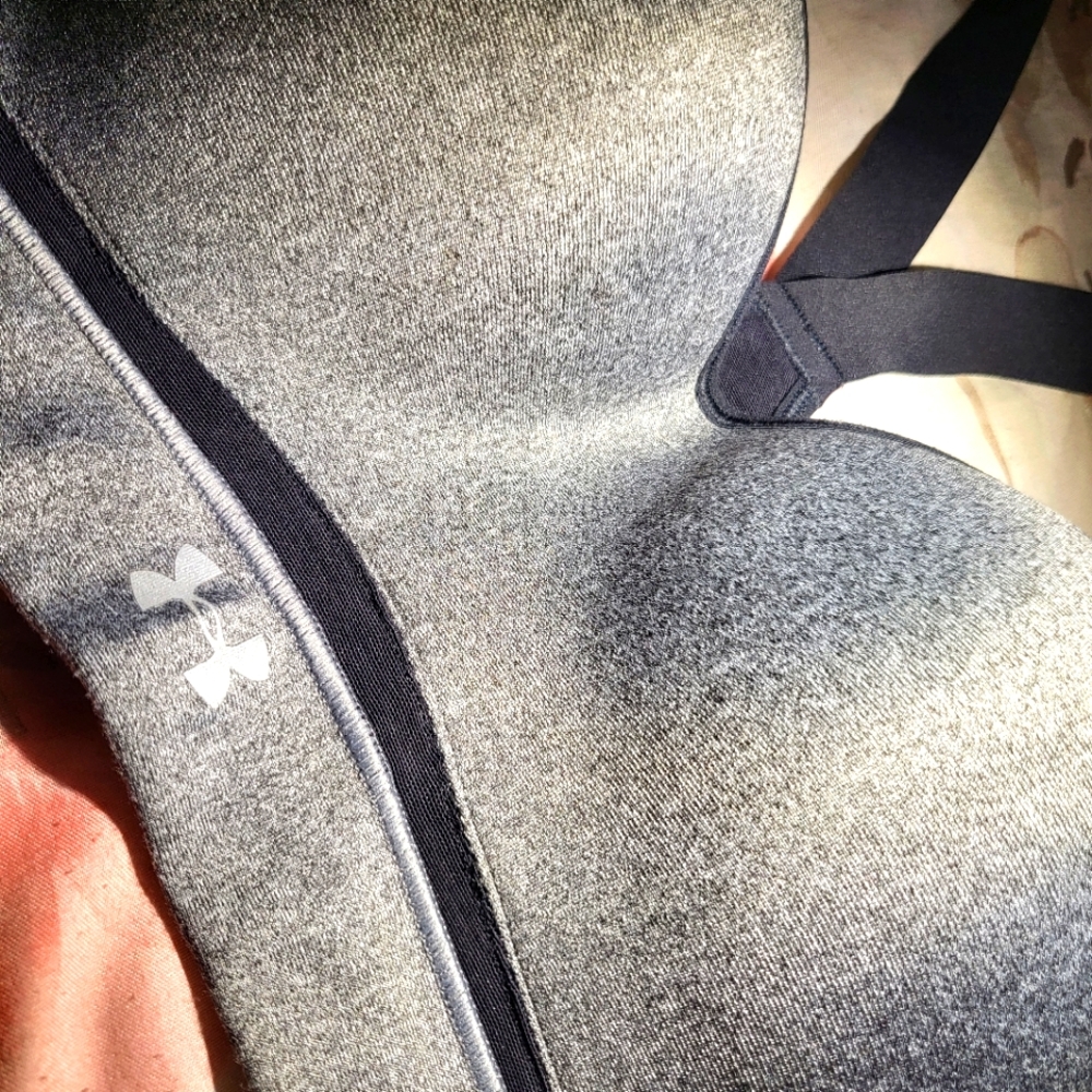 Under armor sports bra in excellent condition